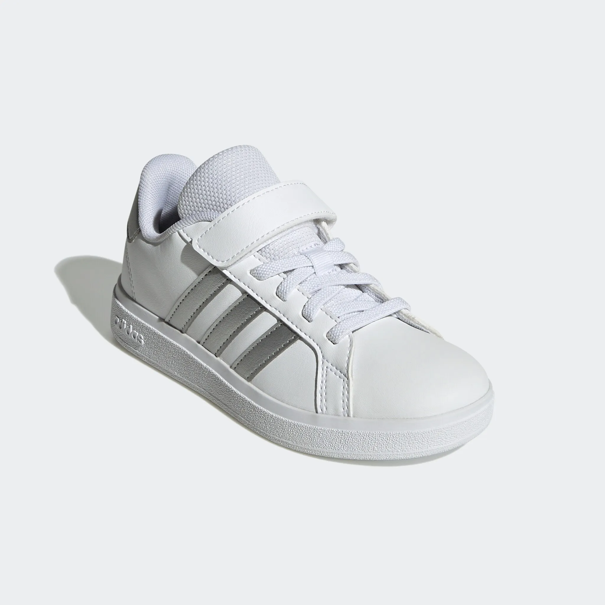 

Кроссовки adidas Sportswear «GRAND COURT 2.0 KIDS», дизайн по стопам суперзвезды Adidas, цвет Cloud White / Matte Silver / Cloud White