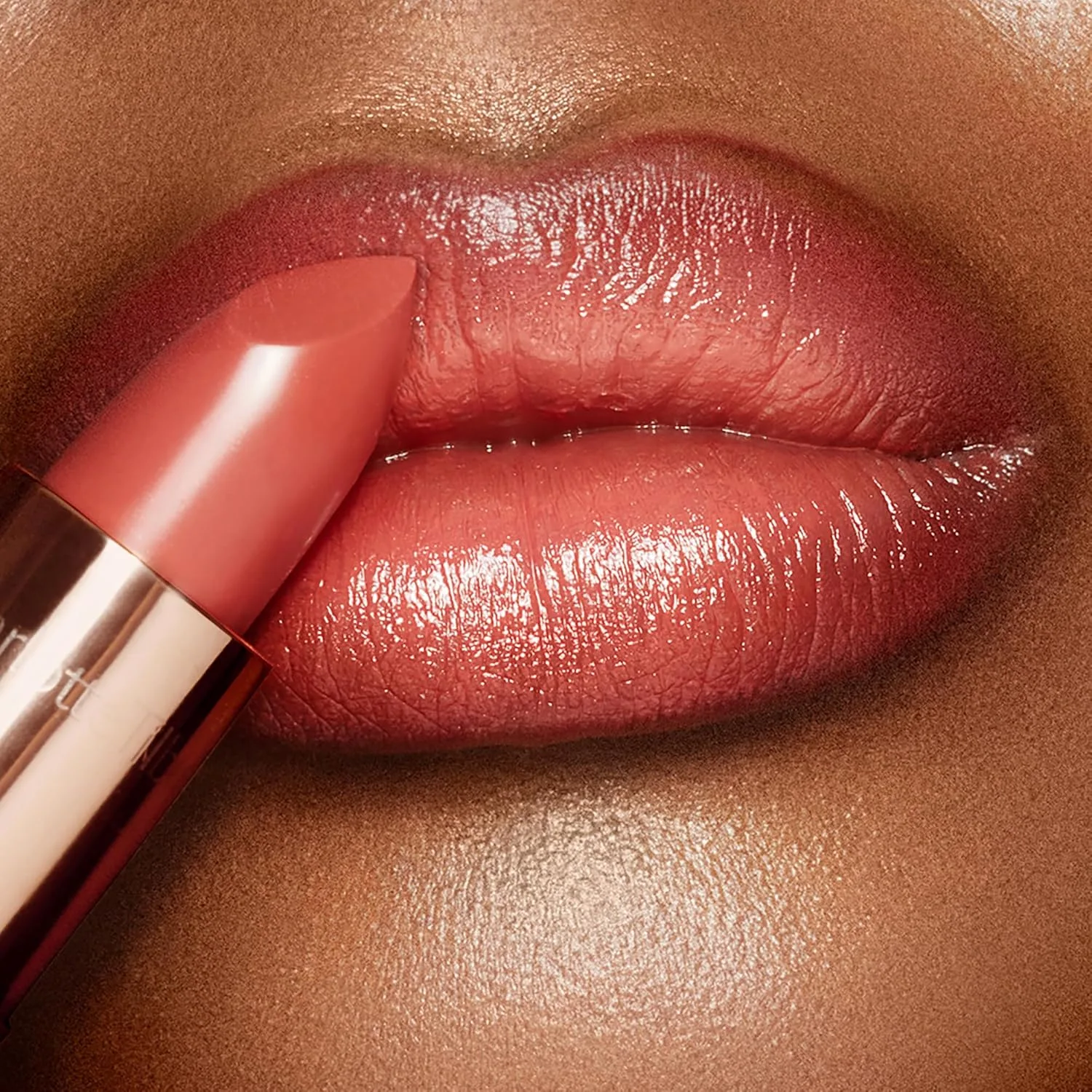 Помада Charlotte Tilbury KISSING - увлажняющая и питательная помада с светоотражающими пигментами для сияющего финиша и визуального увеличения объема губ., Coral Kiss - warm coral — фото 4