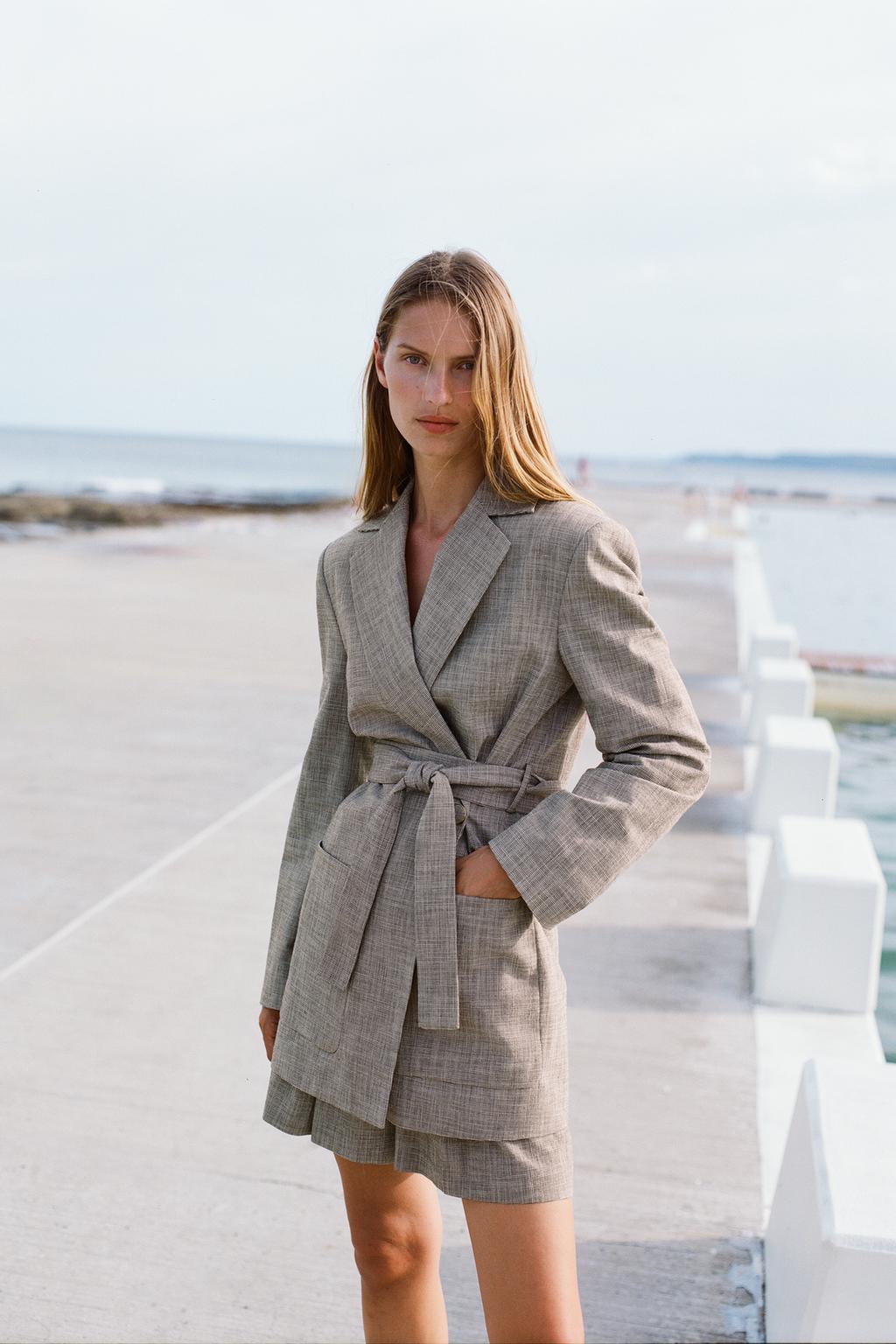 

Блейзер большого размера с поясом ZARA, цвет Sand/Black