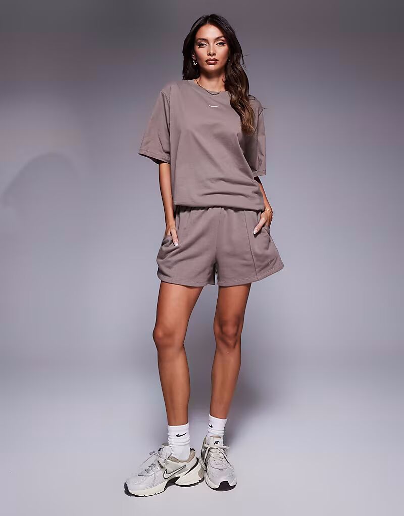 

Шорты Nike Chill с высокой талией коричневого цвета