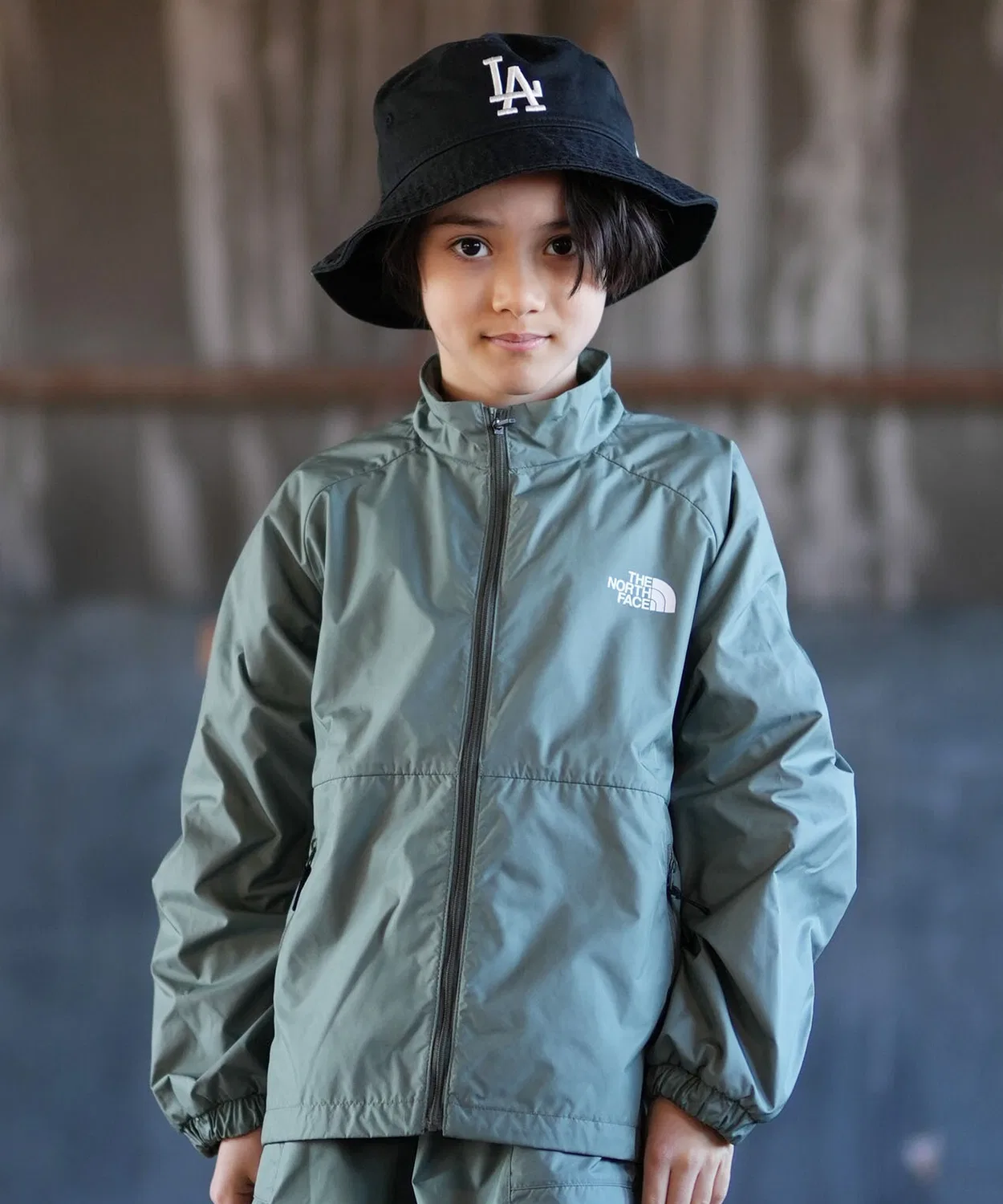 Куртка THE NORTH FACE широкая силуэт из переработанного полиэстера, тёмно-зелёная