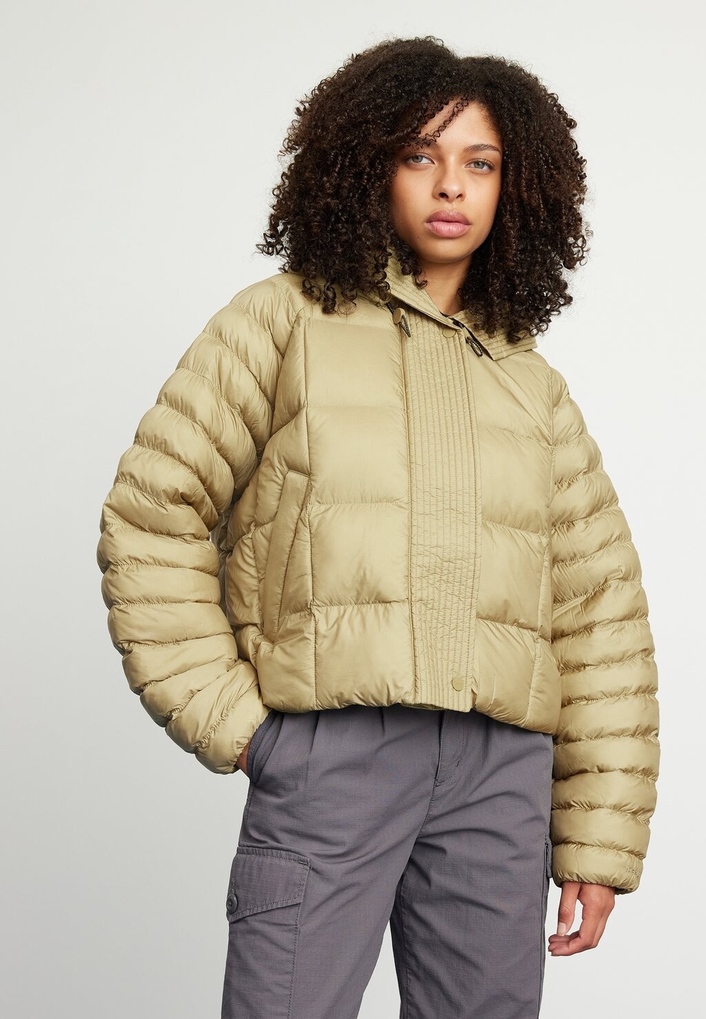 

Куртка Nike FIRST PUFFER, цвет neutral olive