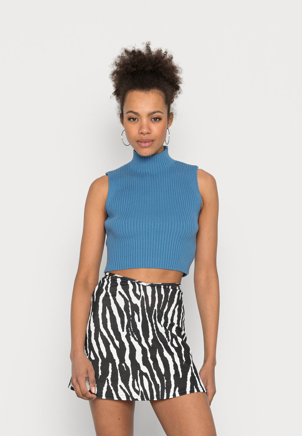 

Свитер SLEEVELESS WITH HIGH NECK Glamorous, синий