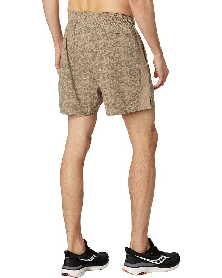 

Шорты Saucony Outpace 5" Shorts, цвет Pewter Camo Print