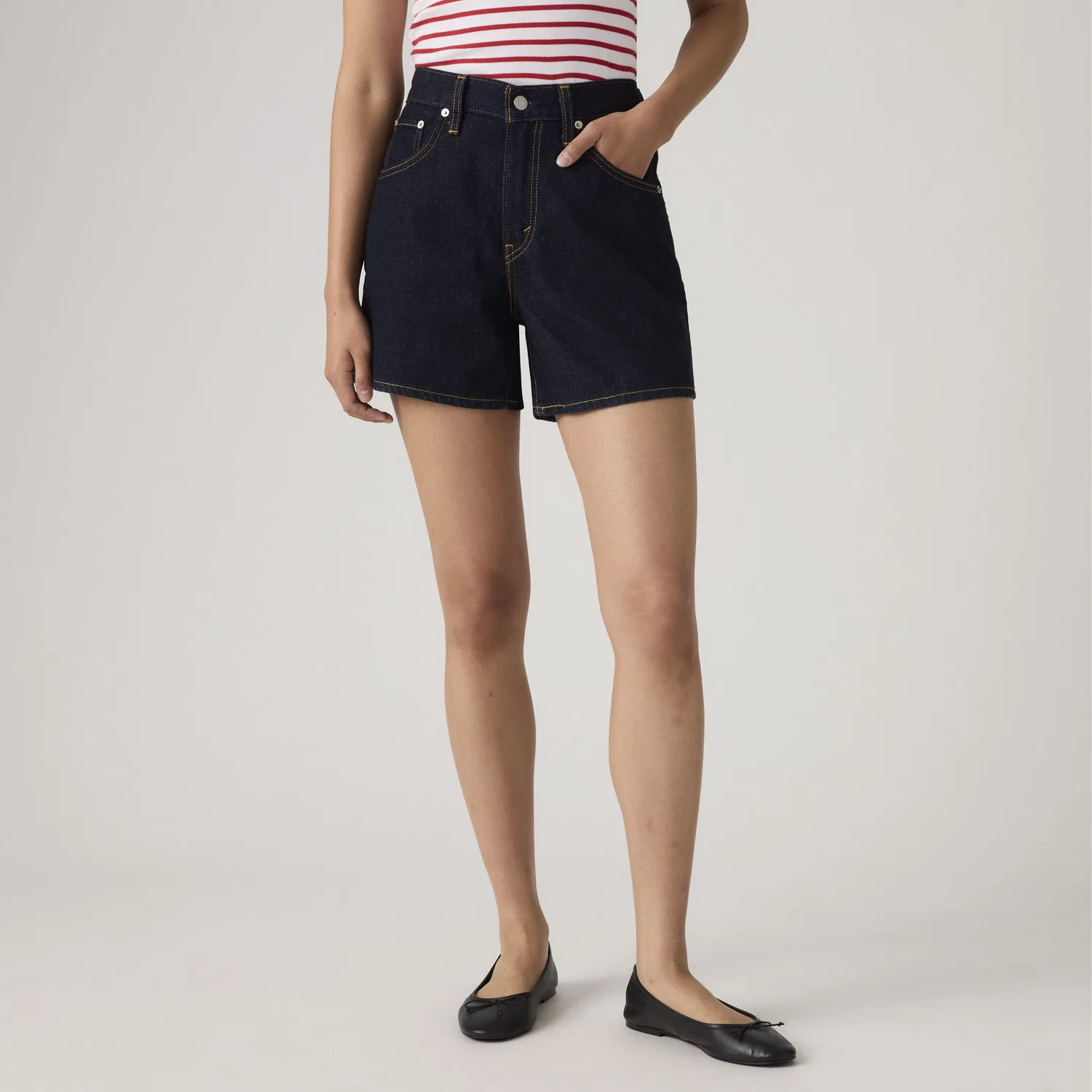 Легкие женские шорты средней длины с затяжкой Levi's, Dark Wash — фото 2