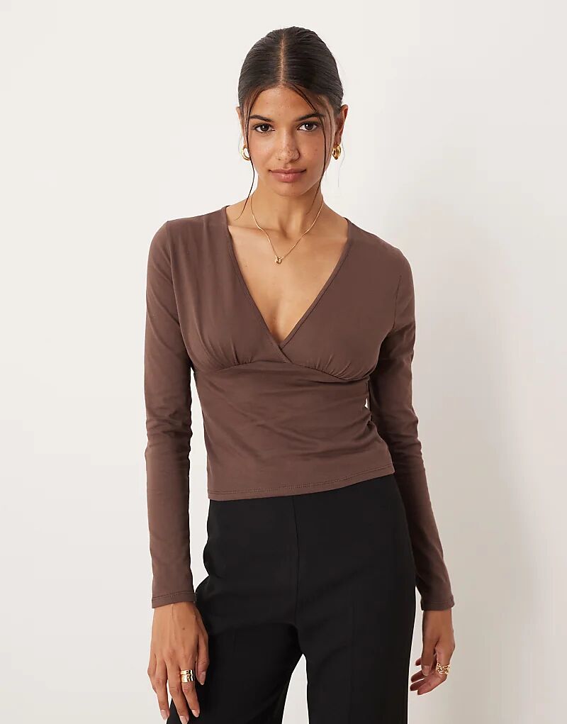 

Лонгслив ASOS DESIGN с длинными рукавами, V-образным вырезом и сборкой на груди шоколадного цвета