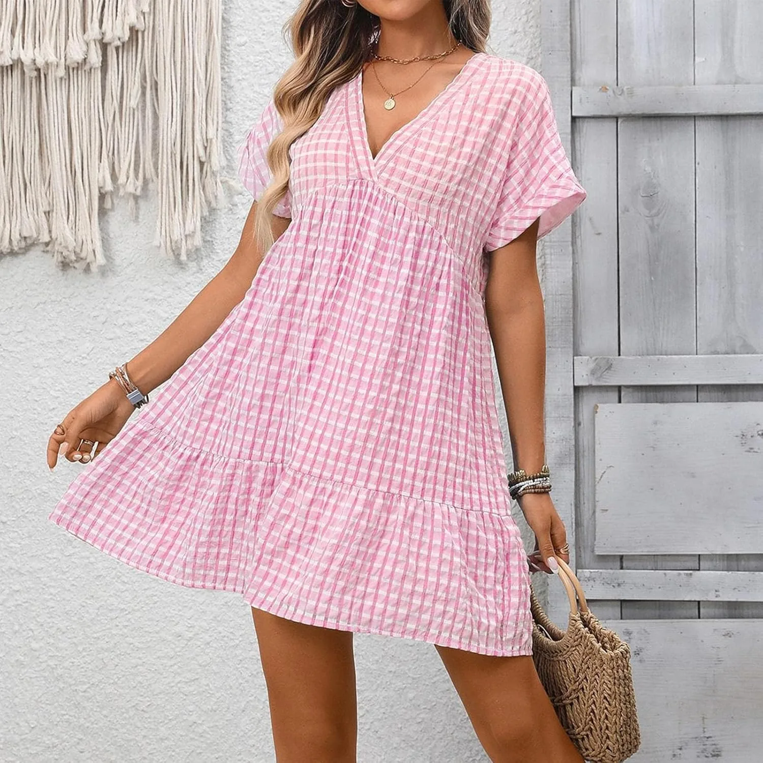 Платье для женщин Plus Size летнее клетчатое многоярусное мини с рюшами по подолу, V-образным вырезом и короткими рукавами, струящееся пляжное Generic, розовый — фото 2