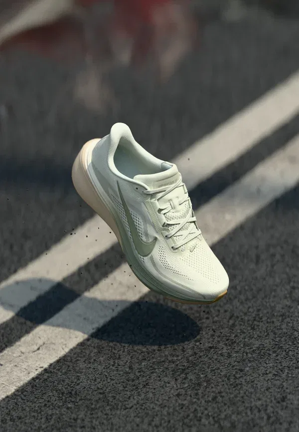 Кроссовки для бега по шоссе Nike Performance Pegasus 42, цвет еловая аура/нефритовый горизонт/бледно-слоновая кость/песчаный дрифт/светло-коричневый