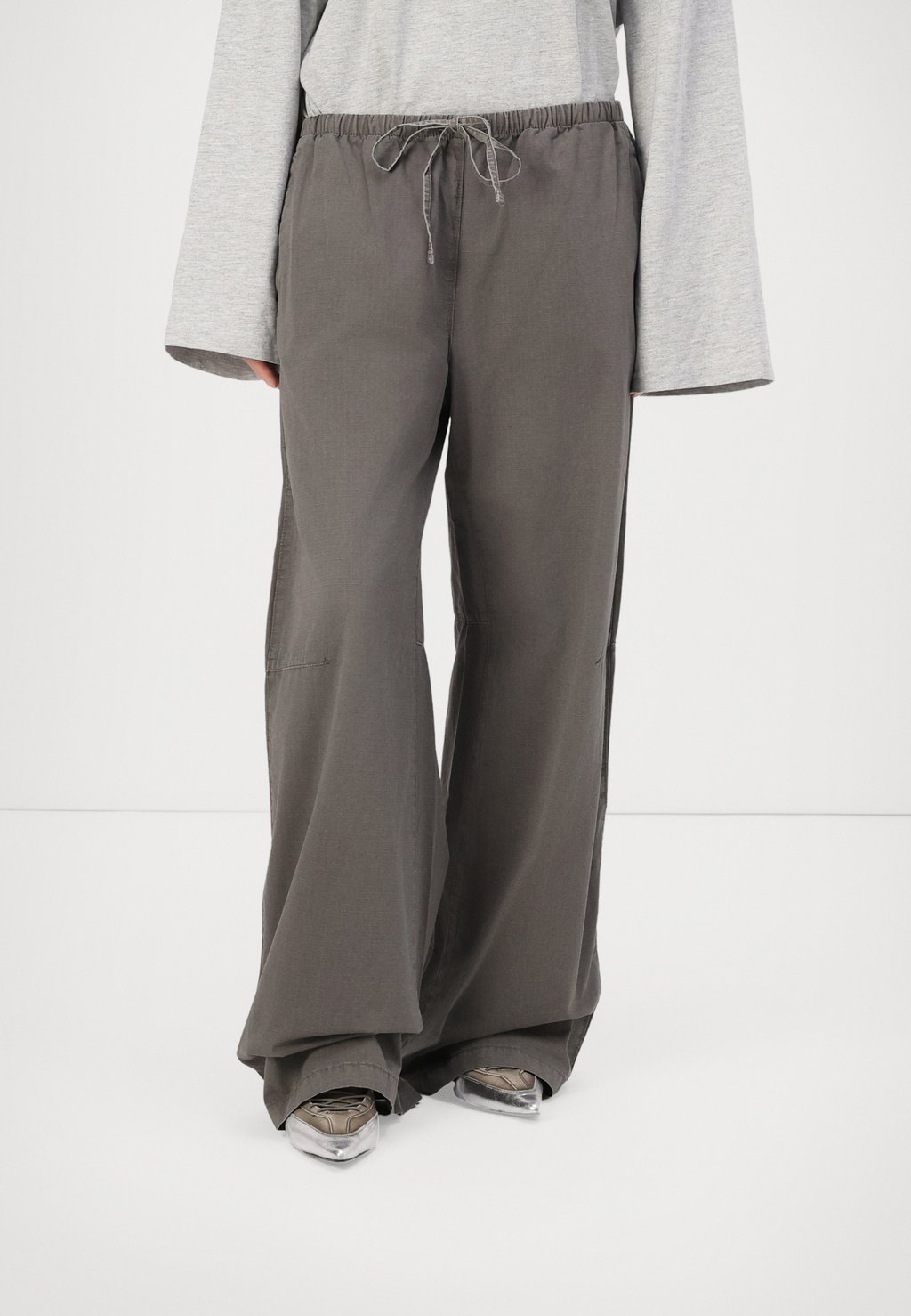 

Брюки VITANI WASHED Weekday, черный