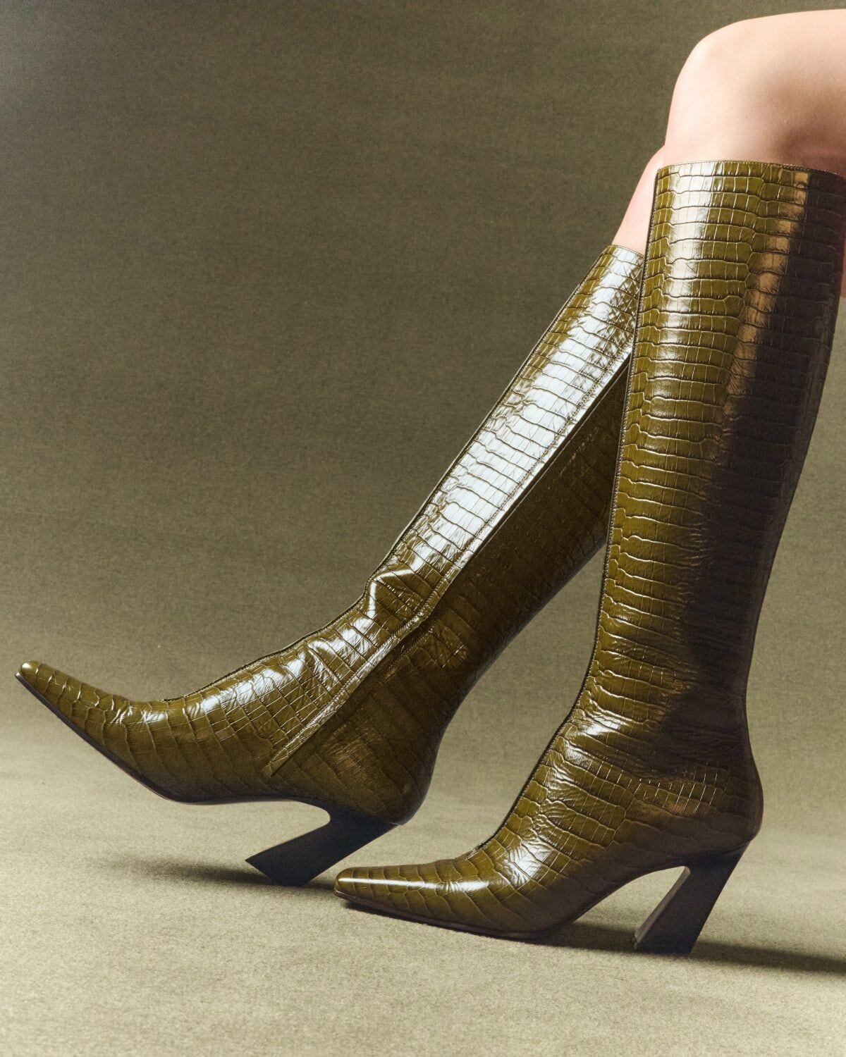 Ботинки до колена Lewis из крокодиловой кожи Bottega Veneta, цвет Olive Oil — фото 2