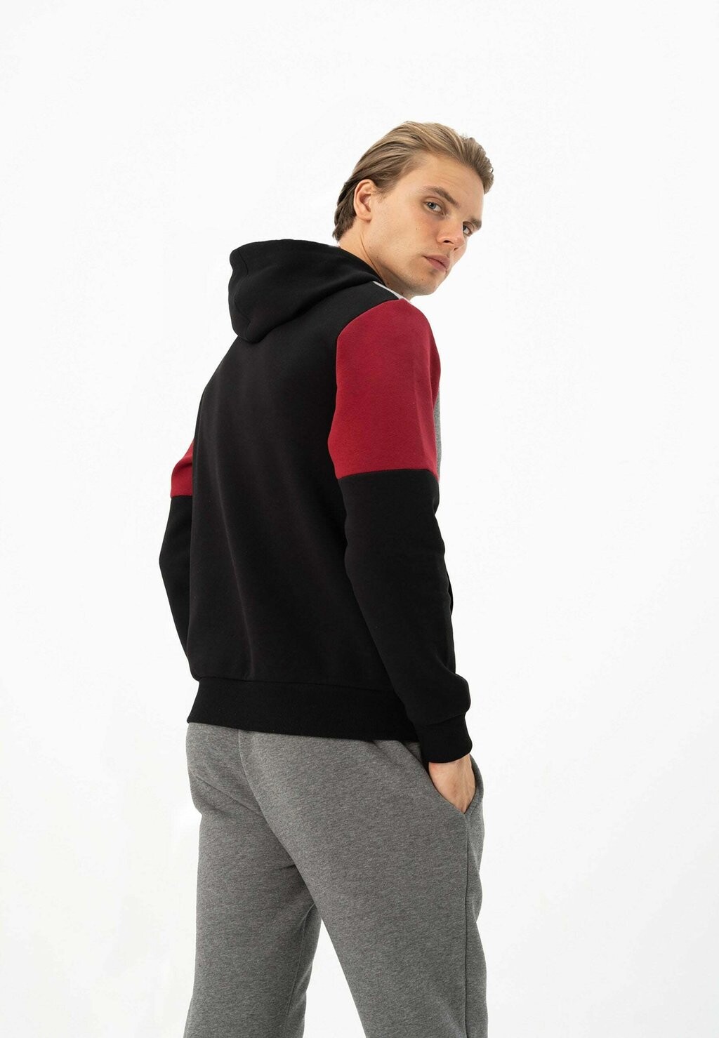 

Толстовка с капюшоном SLOGAN Arma, черный