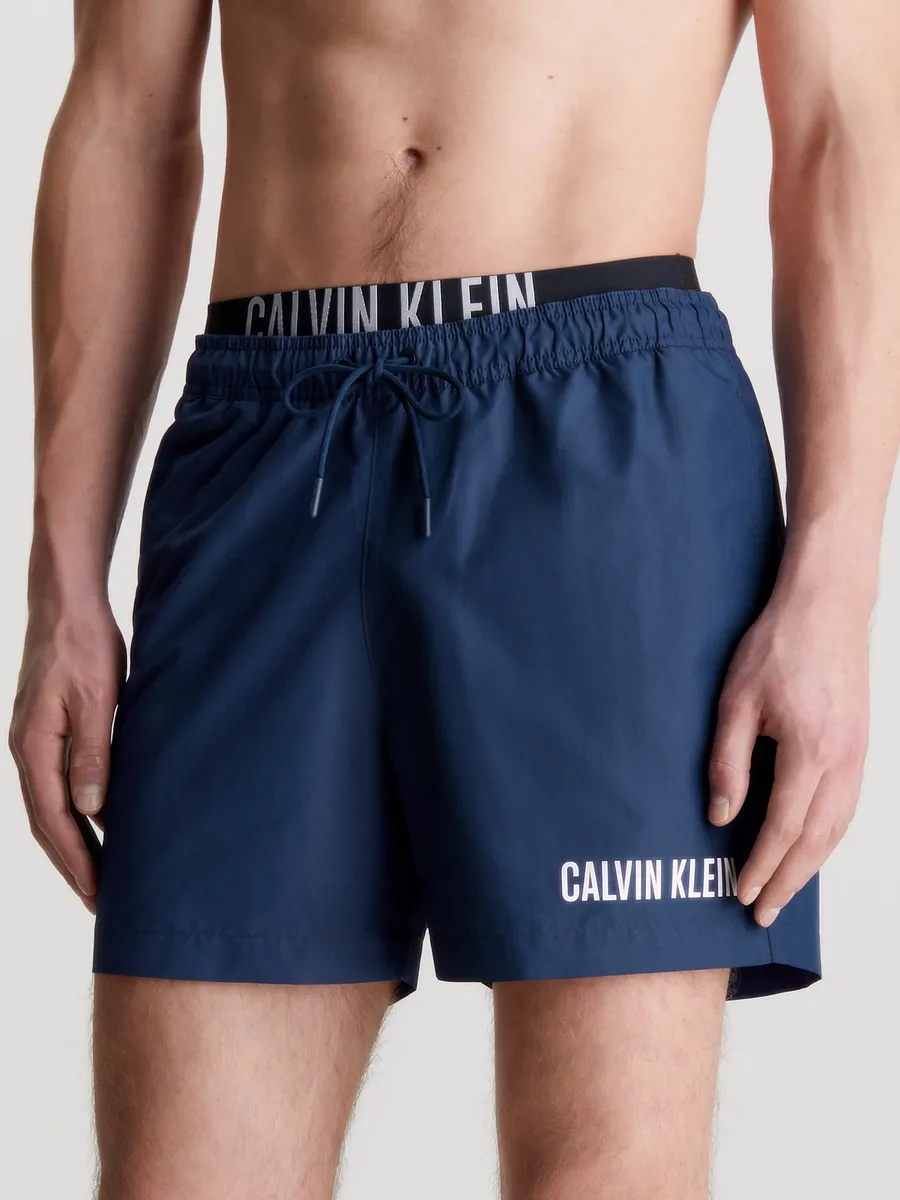 

Купальные шорты Calvin Klein Swimwear "MEDIUM DOUBLE WB", с двойным поясом, цвет Signature Navy