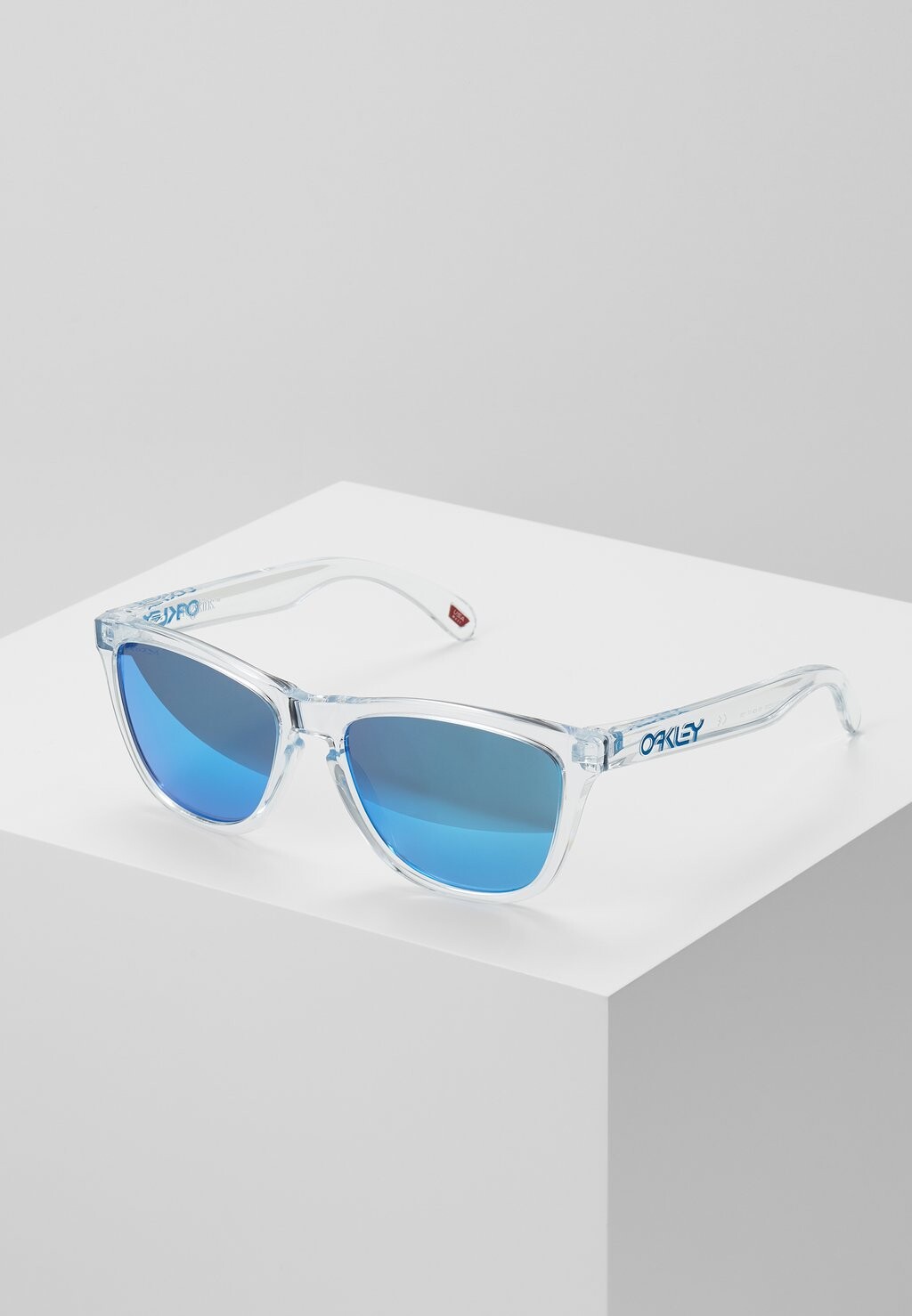 

Солнцезащитные очки Oakley