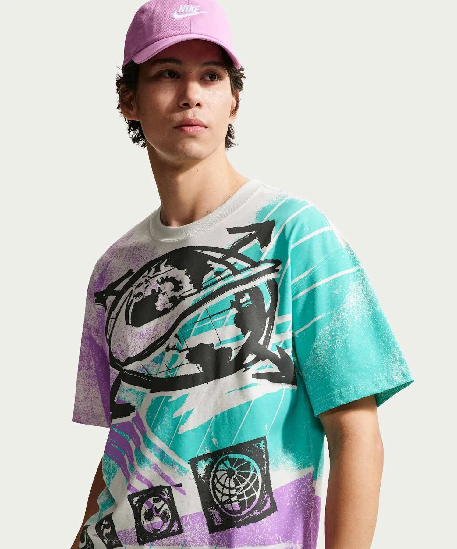 Мужская футболка Nike Sportswear с принтом Spruce Aura зелёная — фото 3