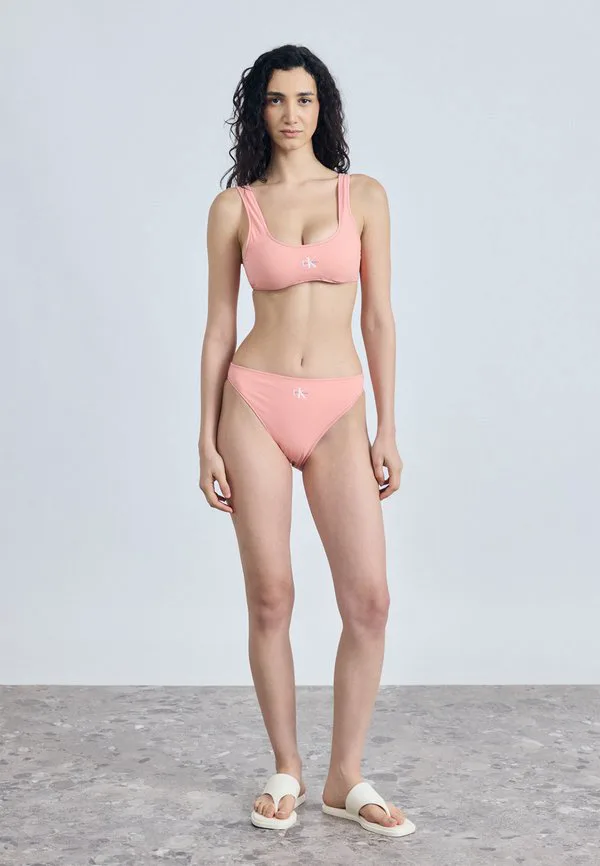 Трусики от бикини с высоким вырезом и графическим монограммом. Calvin Klein Swimwear, Washed Scarlet — фото 2