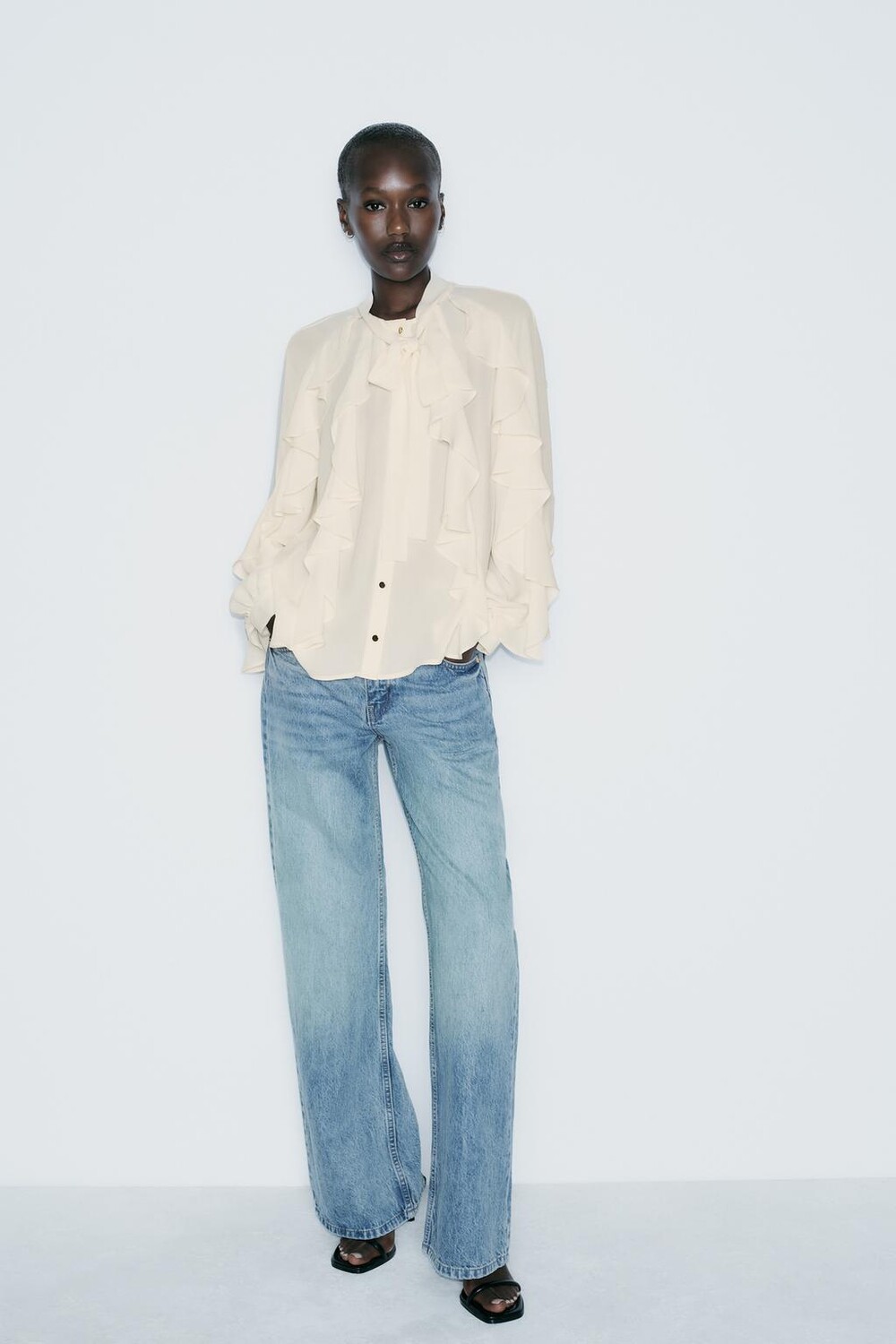 

Романтическая блузка с воланами ZARA, экрю
