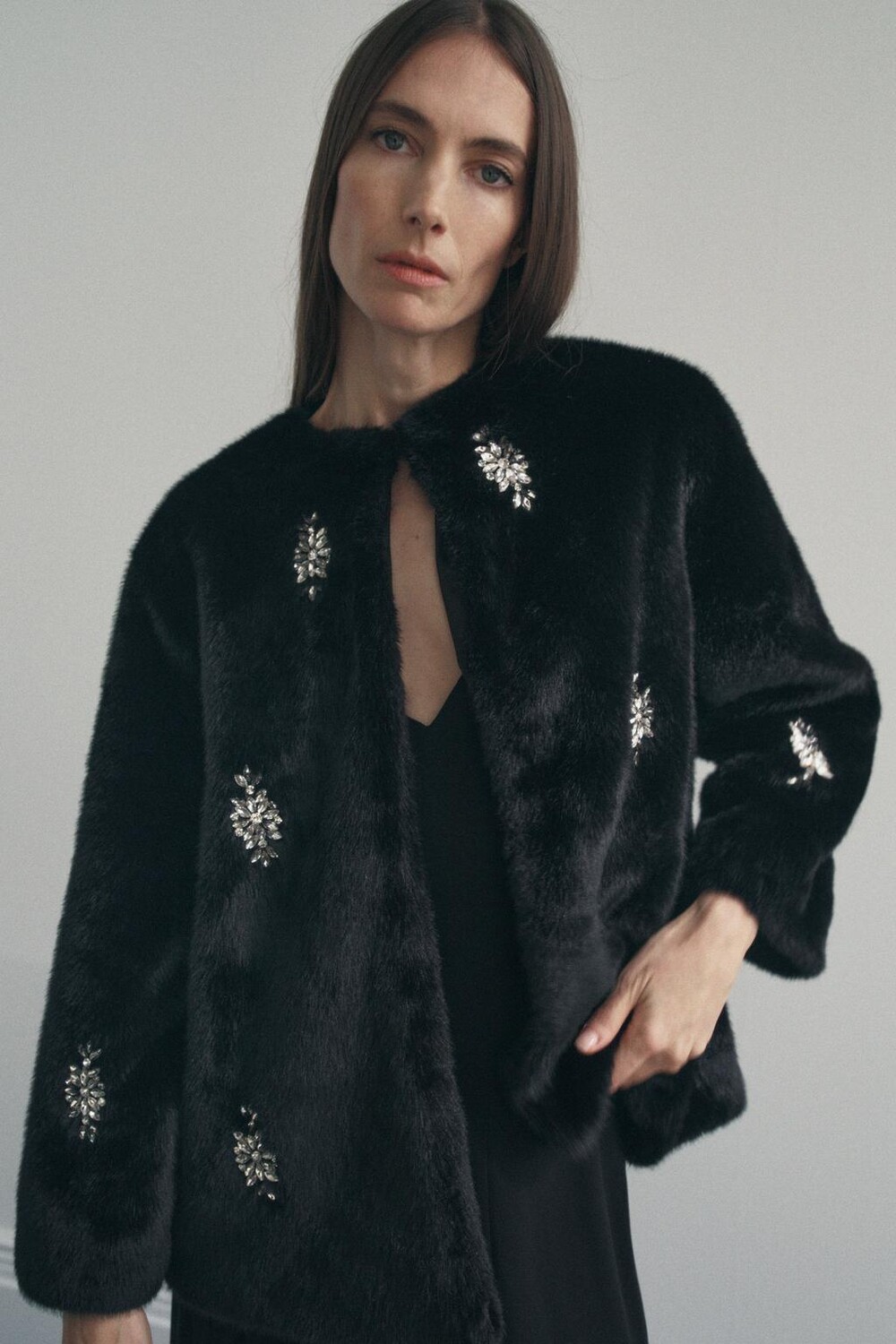 

Пальто из искусственного меха с драгоценными бусинами ZARA, черный