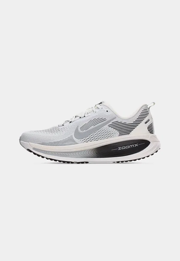 Кроссовки для бега по шоссе Nike Performance Vomero 18, белый с серебристым, черным и светло-бежевым — фото 2
