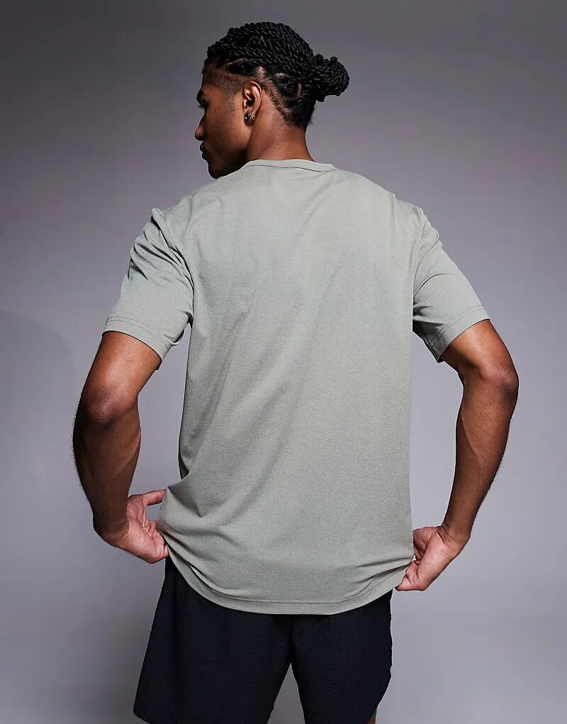 Футболка Nike Training Hyverse Dri-Fit цвета светло-хаки — фото 2