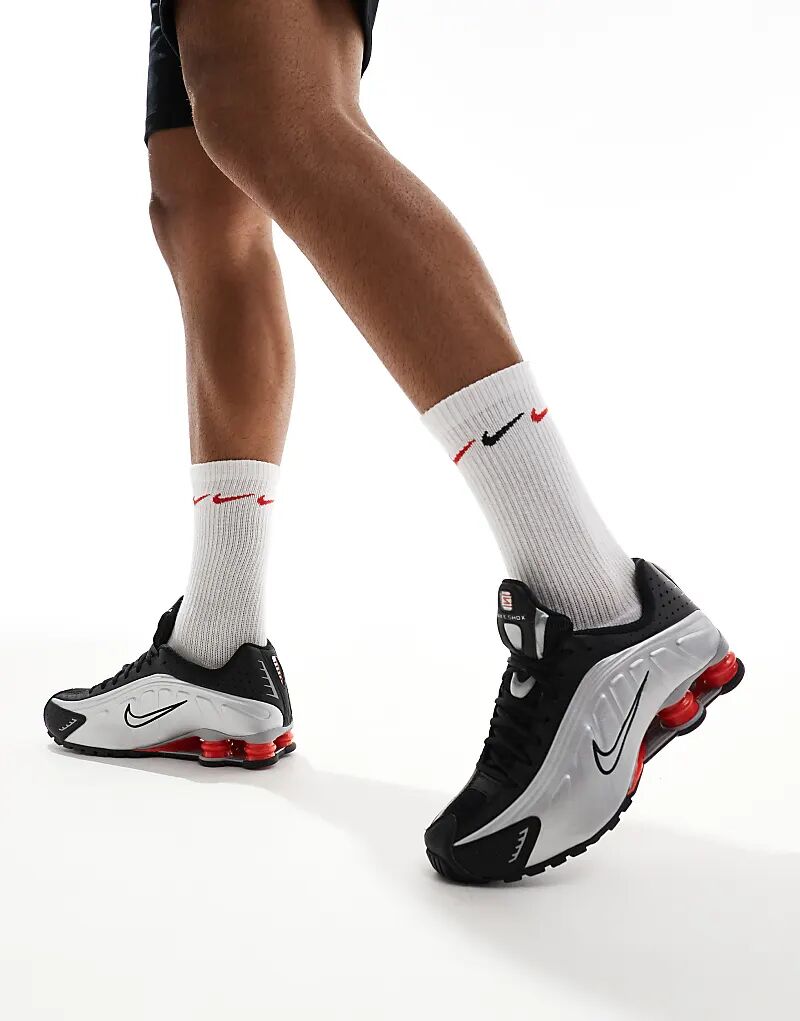 

Кроссовки Shox R4 в цвете серебристый металлик и красный Nike