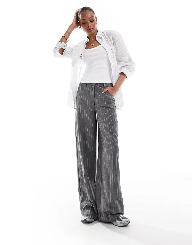 

Высокие свободные брюки-папы ASOS DESIGN с пятью карманами в серую полоску