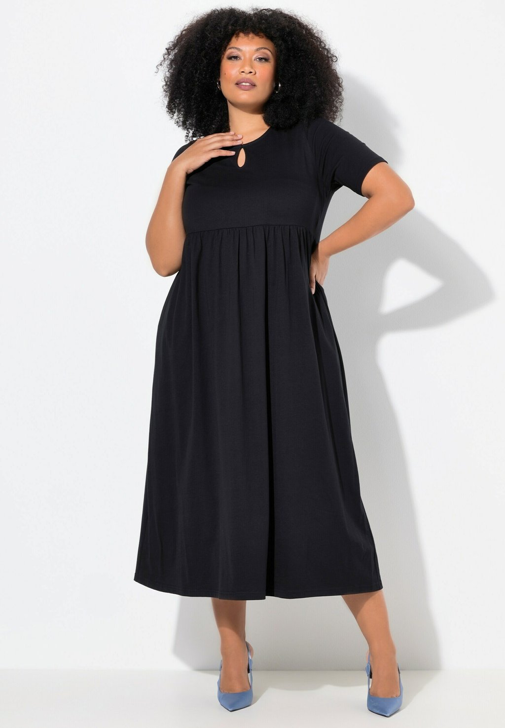 

Повседневное платье KEYHOLE NECKLINE SHORT SLEEVE EMPIRE Ulla Popken, черный
