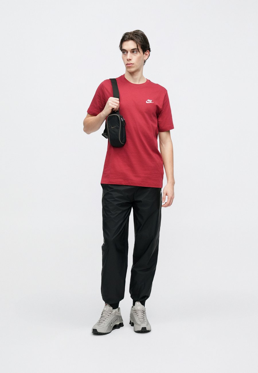 Футболка Nike Sportswear CLUB TEE, Team Crimson/Bordeaux — фото 3