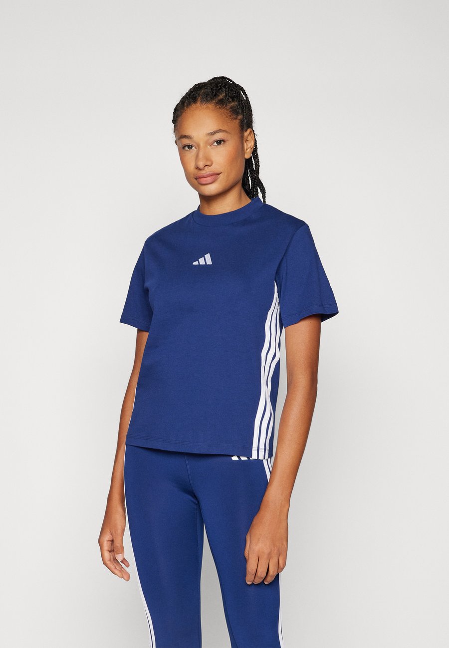 

Футболка Adidas Sportswear Print T-shirt, Dark Blue/White/Dark Blue, Белый, Футболка Adidas Sportswear Print T-shirt, Dark Blue/White/Dark Blue