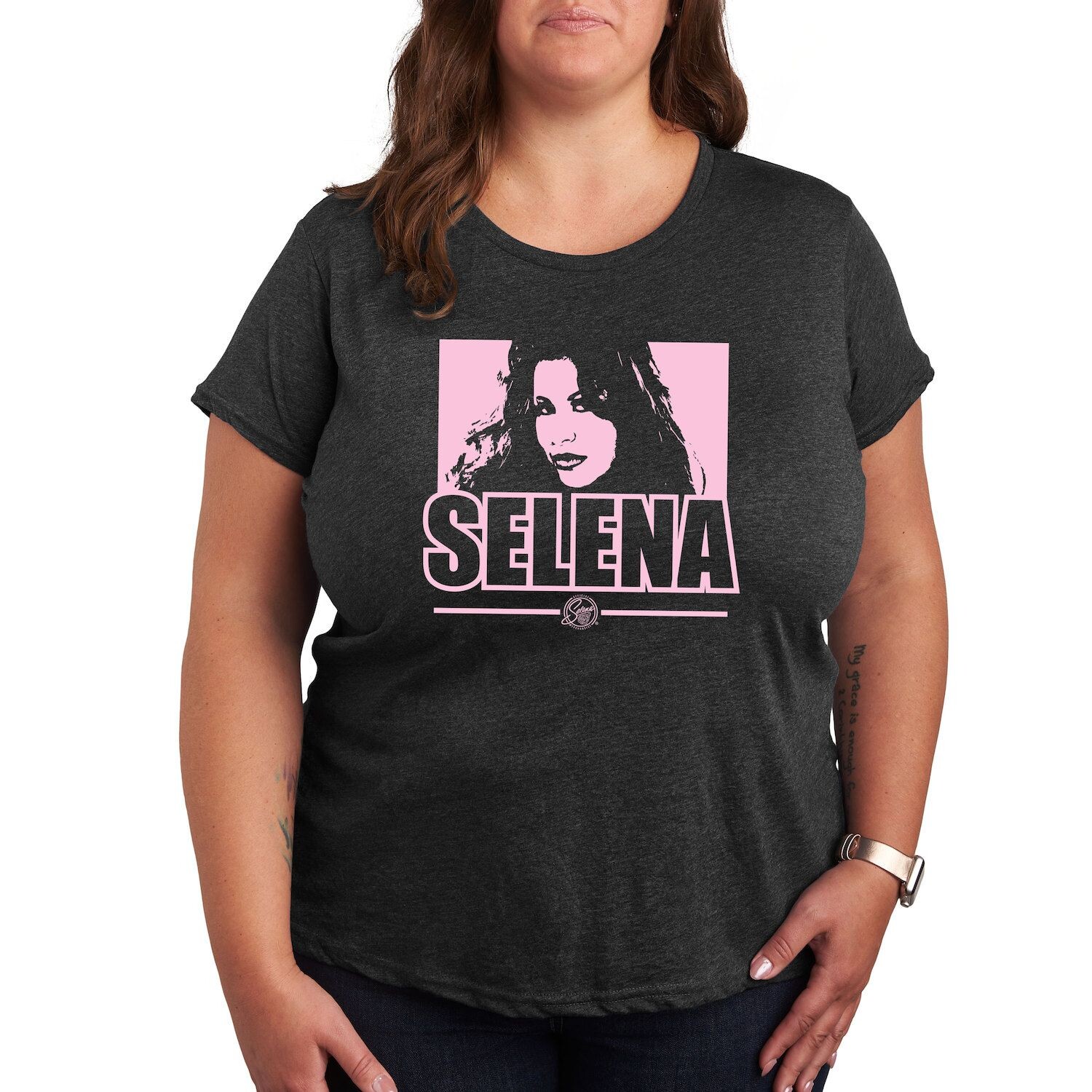 

Футболка с рисунком Missy Plus Size Selena Quintanilla Licensed Character, серый
