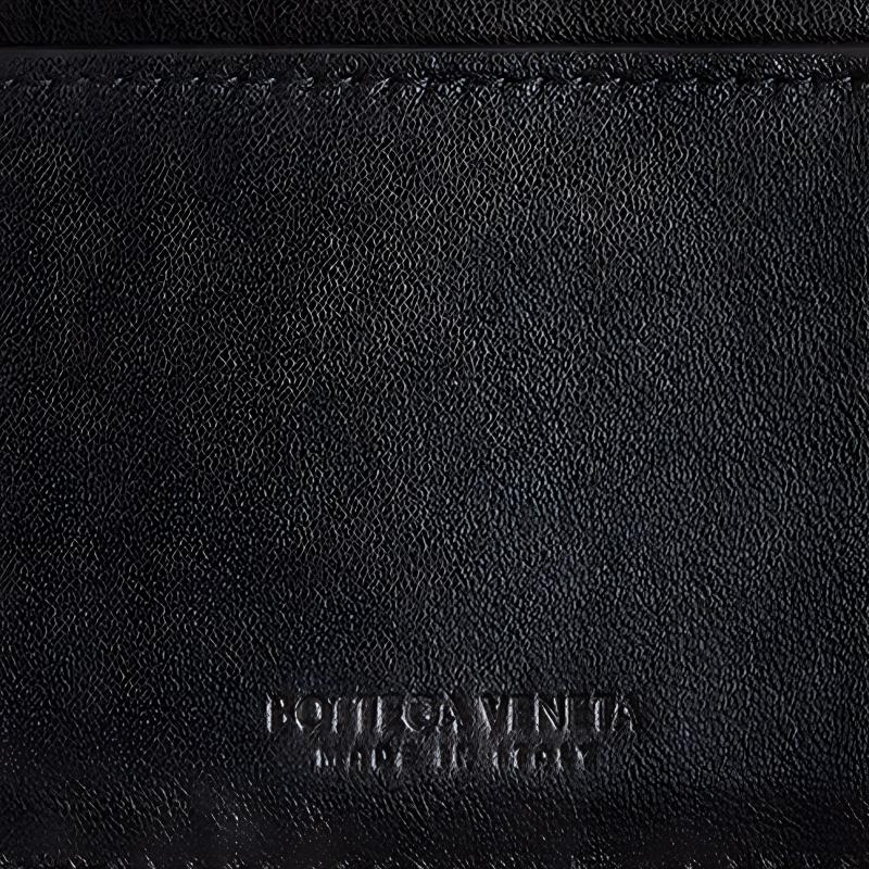 Кошелёк унисекс чёрный из кожи коровы и овчины Bottega Veneta — фото 4