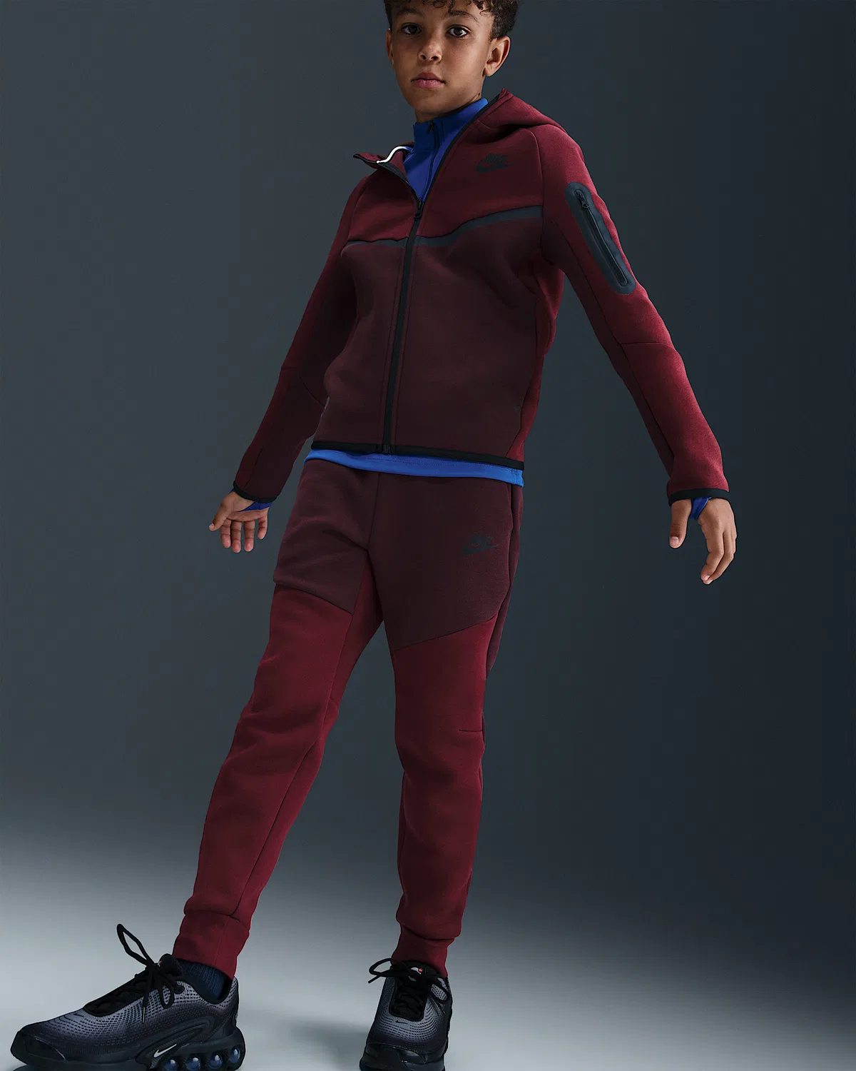Джоггеры Nike Sportswear Tech Fleece для старших детей, Burgundy Crush/Dark Team Red/Black/Black — фото 4