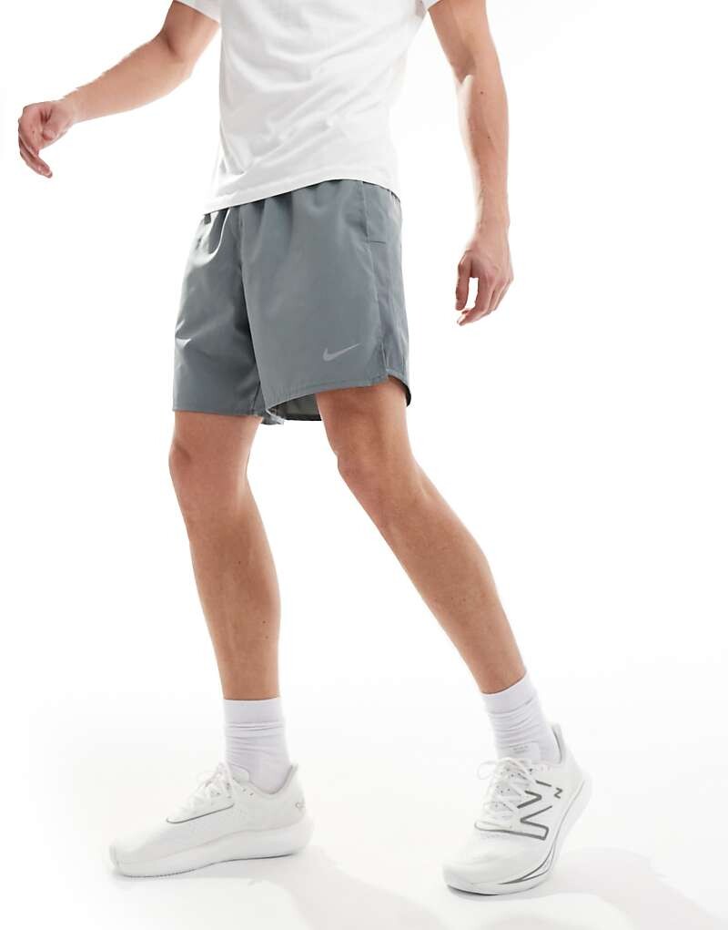 

Серые шорты Nike Running Challenger Dri-FIT размером 7 дюймов