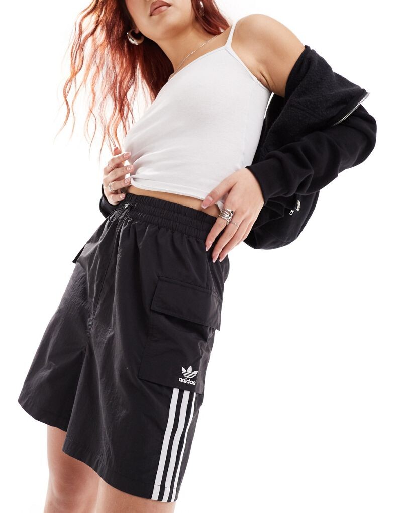

Adidas Originals — черные шорты-карго с тремя полосками