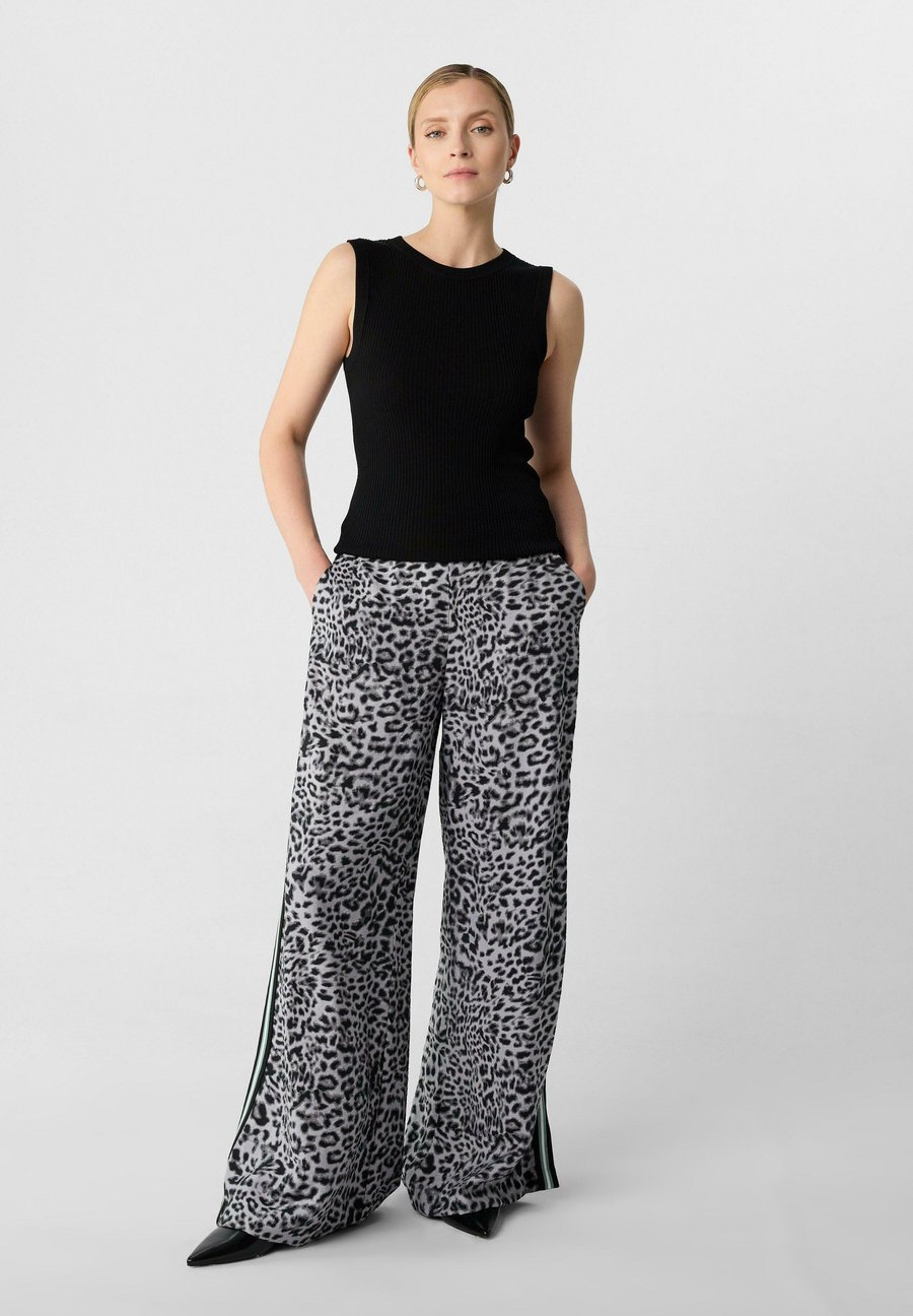 

Брюки comma PALAZZO REINER MIT LEO-PRINT UND SEITLICHEM STREIFENDETAIL, Schwarz/Anthracite