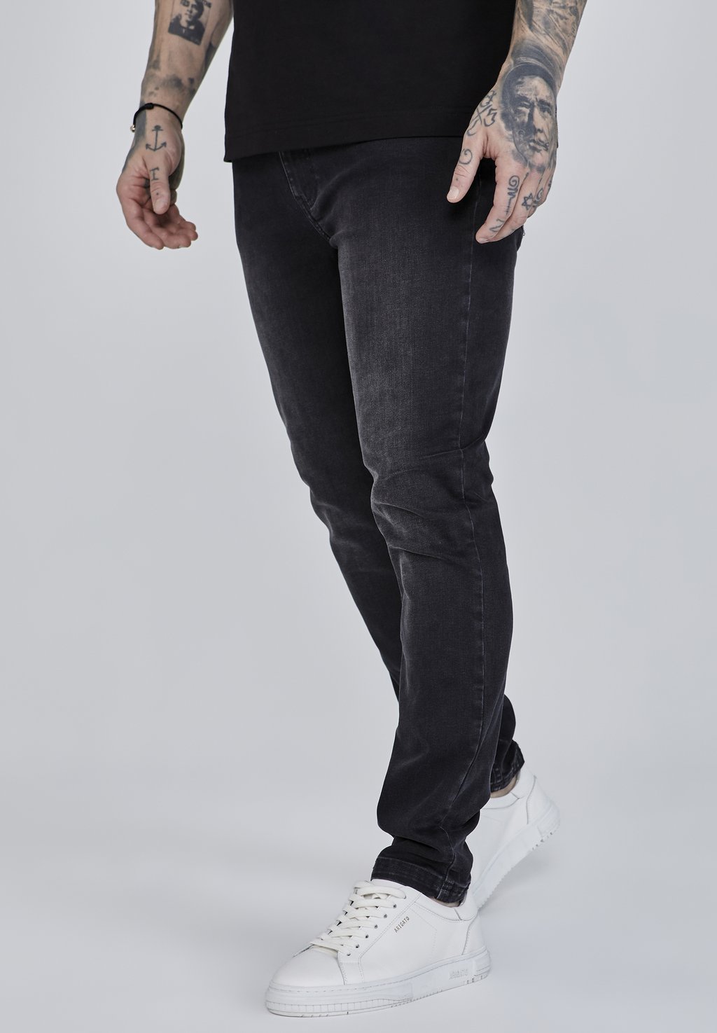 

Зауженные джинсы SIKSILK, черный