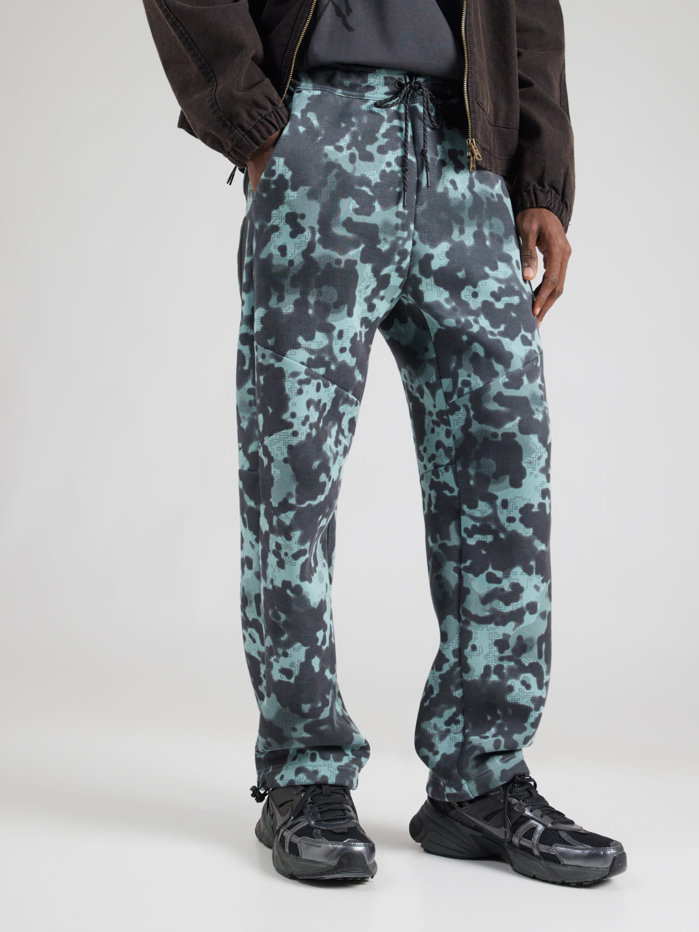Nike Sportswear Штаны Regular 'Tech Fleece' в зеленом цвете — фото 3