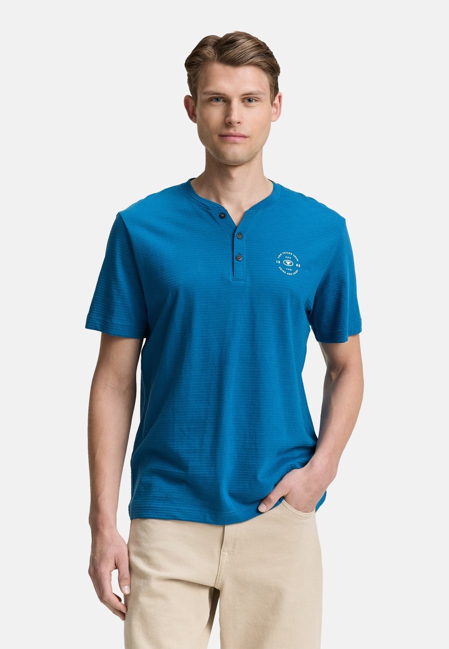 

Футболка TOM TAILOR HENLEY MIT LOGO-PRINT, Blau/Blue, Синий, Футболка TOM TAILOR HENLEY MIT LOGO-PRINT, Blau/Blue