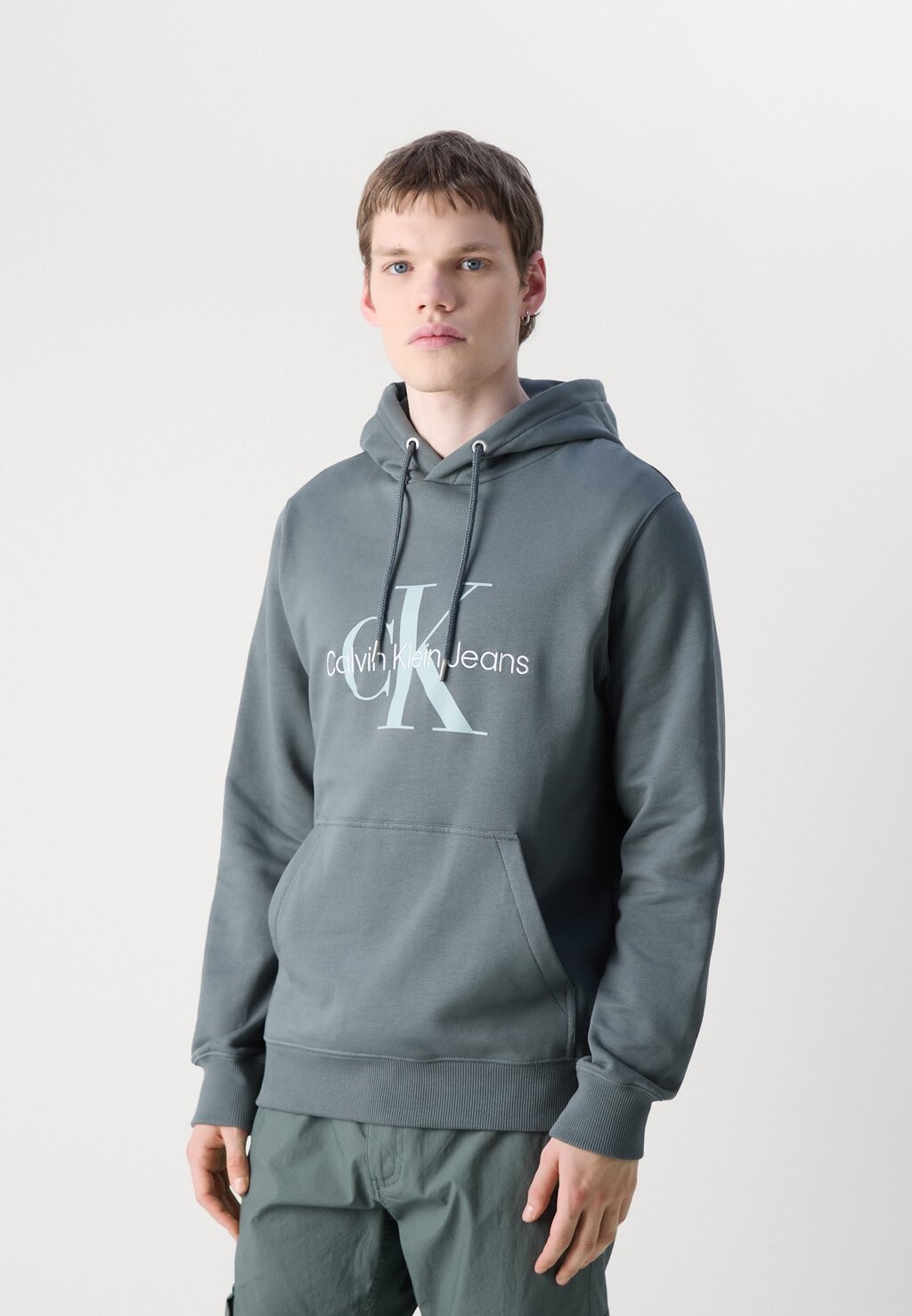 

Спортивный свитер SEASONAL MONOLOGO REGULAR HOODIE Calvin Klein, серый