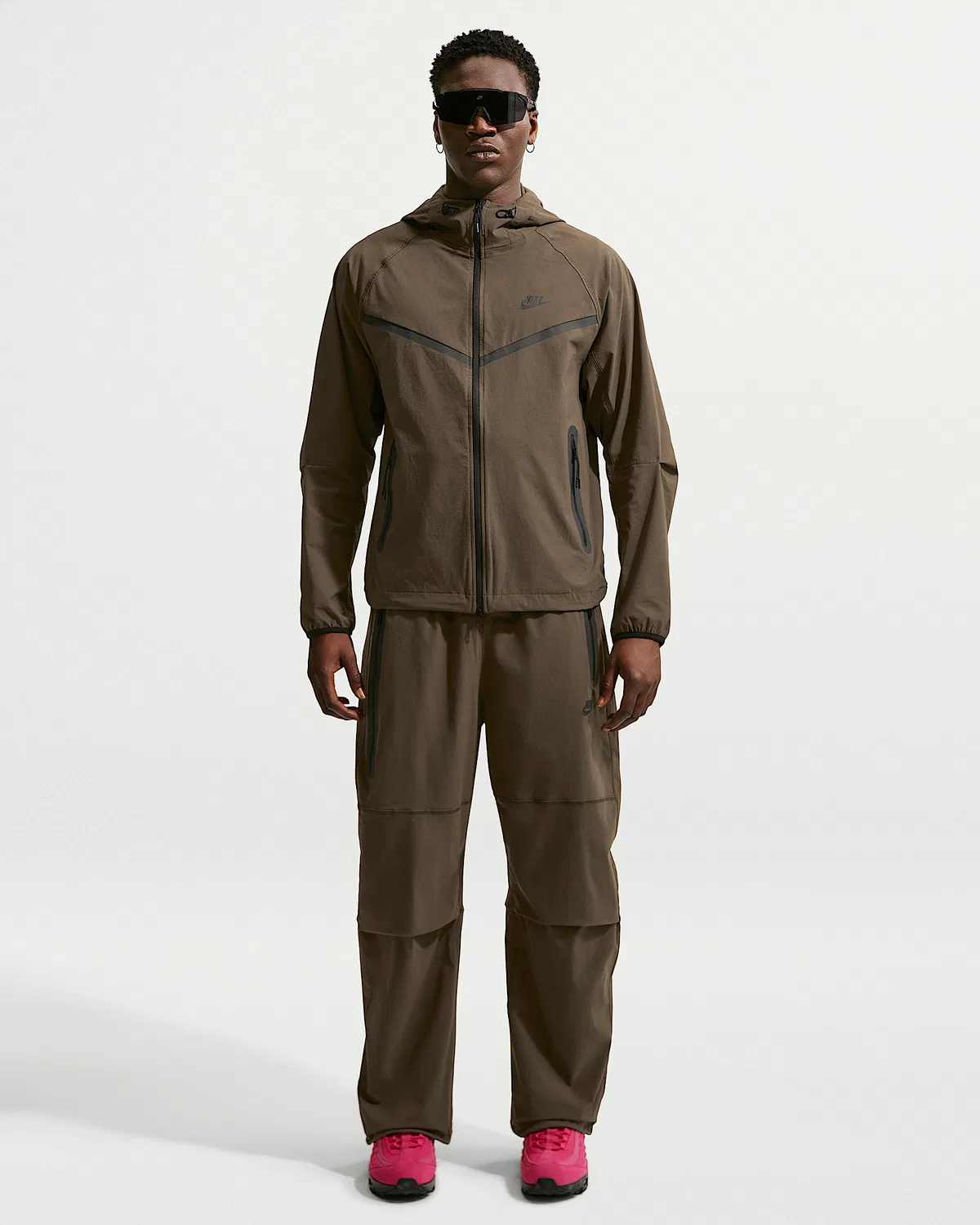 Мужская куртка Windrunner Dri-FIT Woven Full-Zip Nike Tech, Dark Hazel/Dark Hazel/Black — фото 4