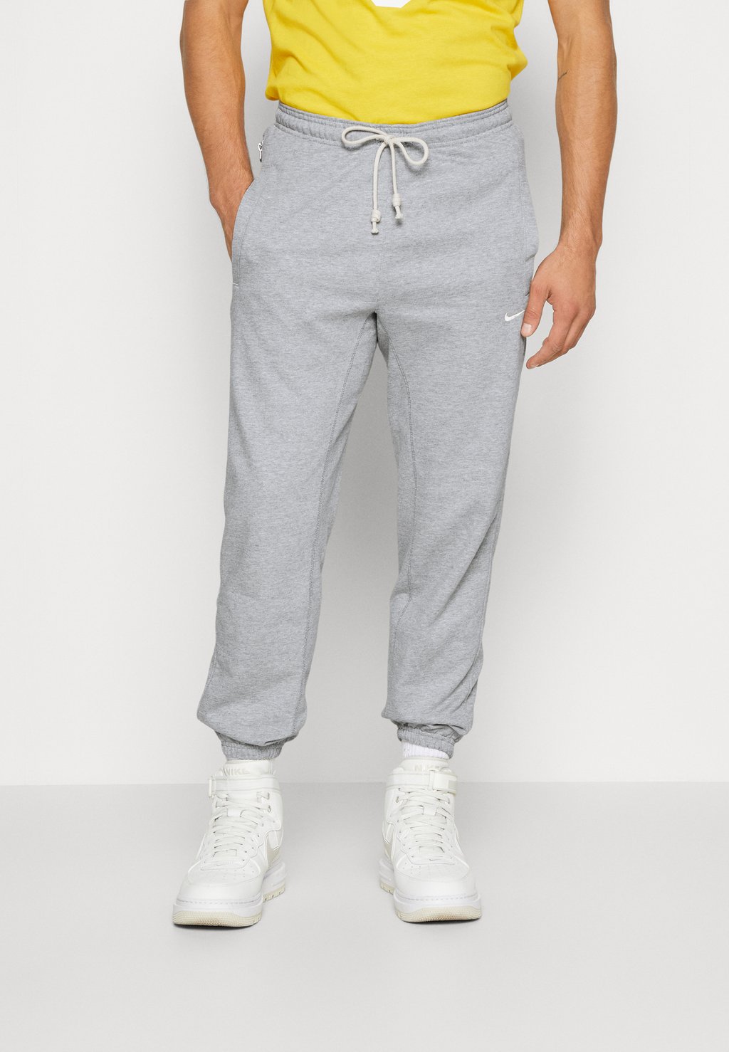 

Спортивные брюки M NK DRY STANDARD ISSUE PANT Nike, темно-серый вереск/бледная слоновая кость