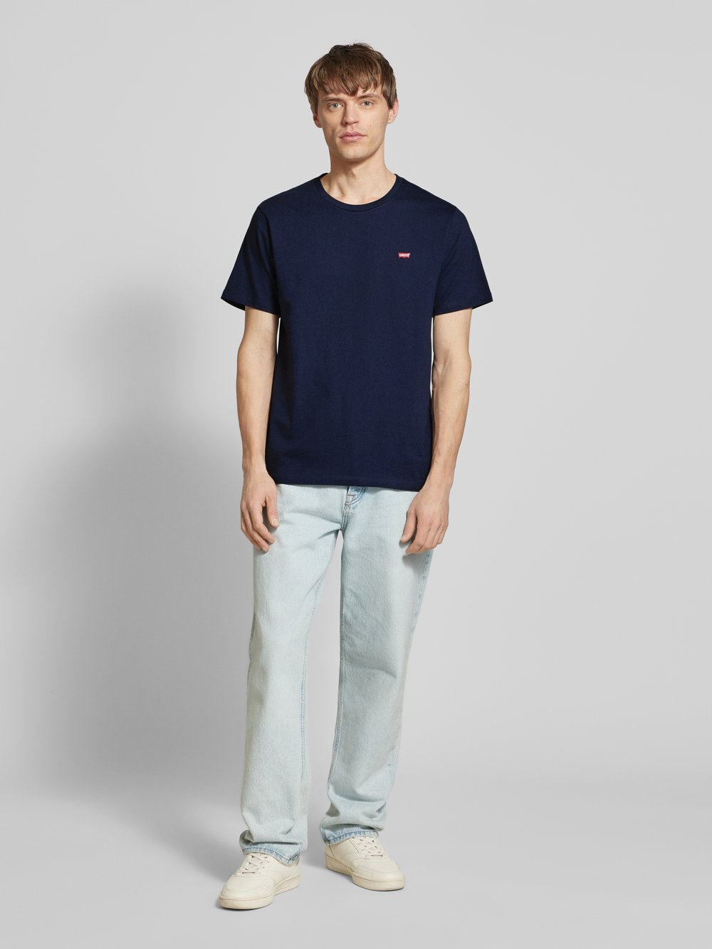 

Футболка с вышитой этикеткой Levi's