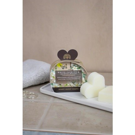 The English Soap Company Упакованные гостевые мыла Увлажняющее мыло в форме сердца с маслом ши и сандалом 3 x 20 г Белый жасмин и сандал — упаковка из 3 шт. — фото 2