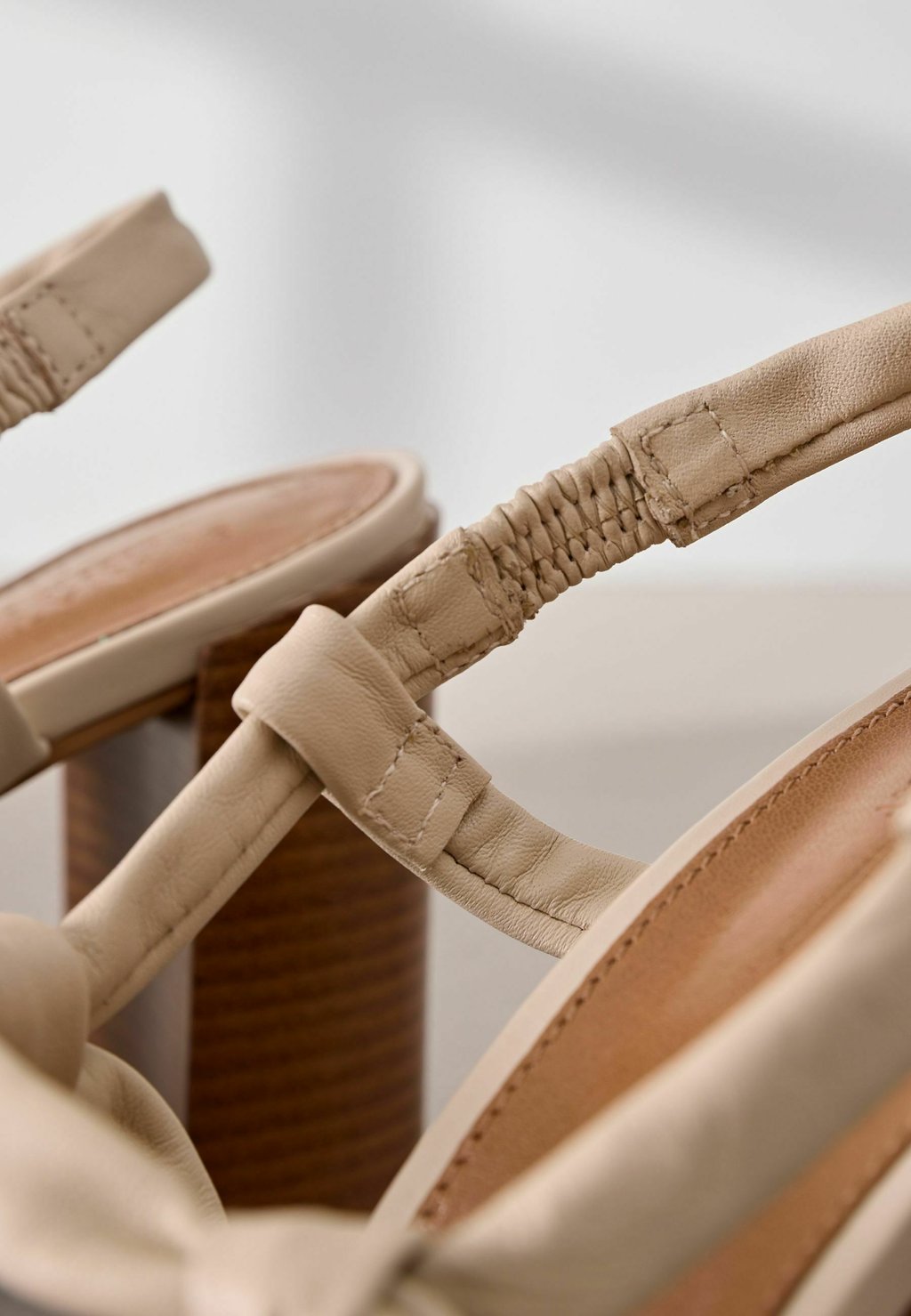 Сандалии REGULAR FIT SIGNATURE PREMIUM CAGE BLOCK HEEL - High heeled sandals Next, бежевый — фото 4