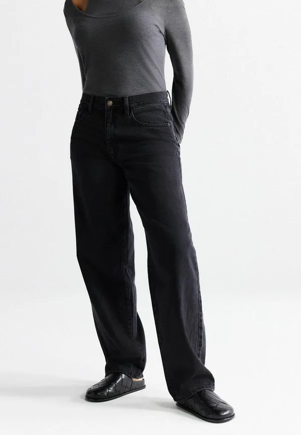 Джинсы средней посадки, широкие и свободные. Next, Washed Black