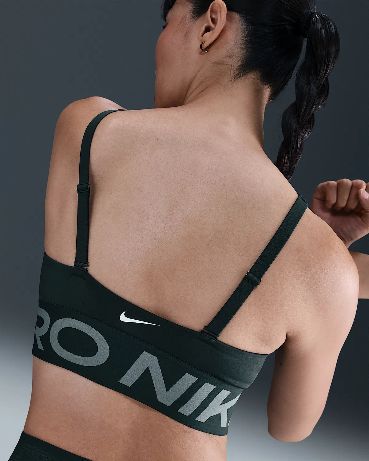 Женский спортивный бюстгальтер Nike Pro Indy Plunge средней поддержки с поролоном, Seaweed/Clay Green/White — фото 2