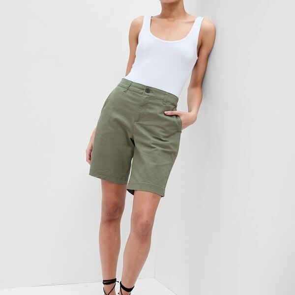 

Шорты-Бермуды chino из эластичного хлопкового полотна Gap, зеленый