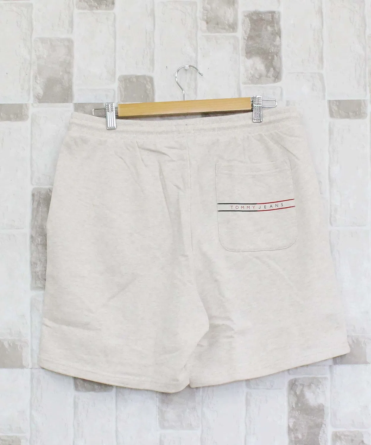 Шорты Tommy Hilfiger TJM Entry Graphic Sweatshort из хлопка, цвет овсянка — фото 3