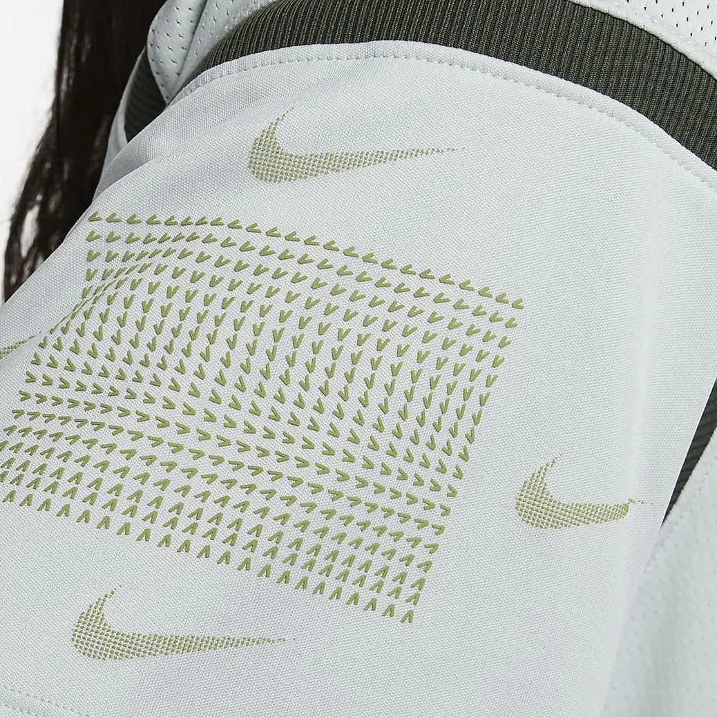 

Футболка унисекс светло-серебристая/красная ель/кожа крокодила Nike, цвет Light silver/red spruce/crocodile skin