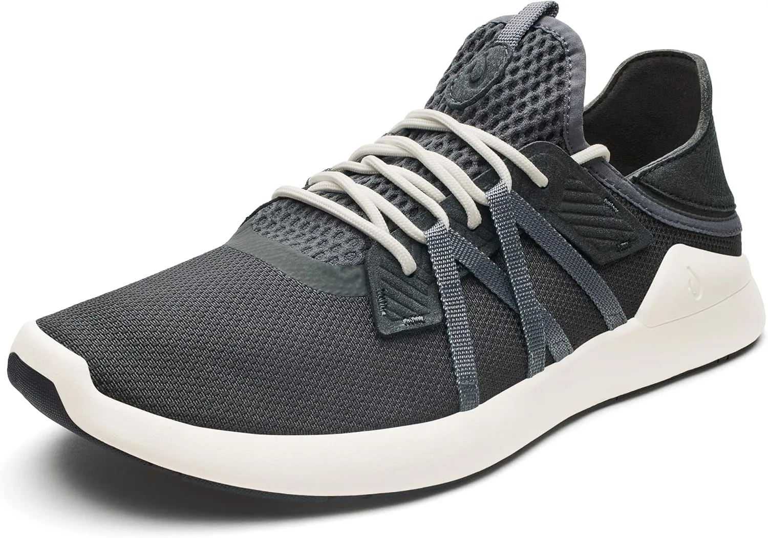 Мужские повседневные удобные сетчатые кроссовки OLUKAI Holo Athleisure в сочетании с шортами для активного отдыха обеспечивают комфорт и поддержку в течение всего дня