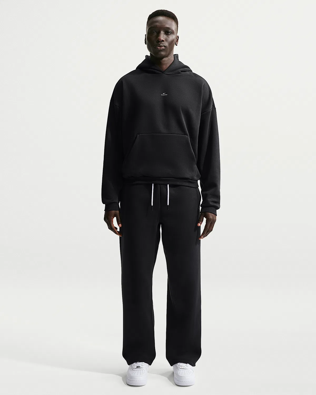 Мужская флисовая баскетбольная худи-пуловер Nike Standard Issue Therma-FIT, Black/Pale Ivory — фото 4